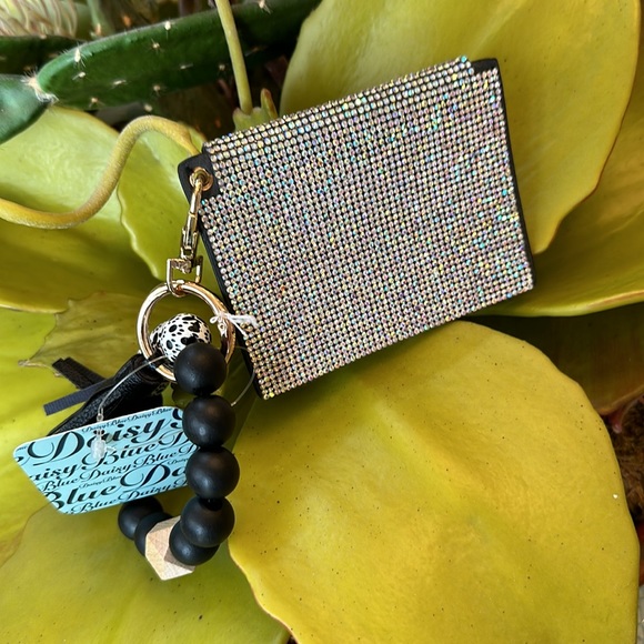 NWT 4x3.25” CREDIT CARD WRISTLET FABULOUS GLITTERING RHINESTONES! - Picture 4 of 4